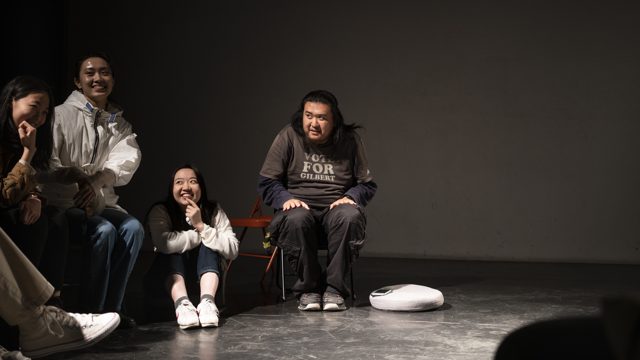 多人坐姿，部分人面带笑容