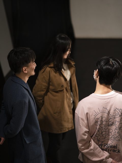 三人站立相向