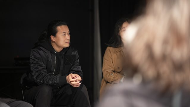 一人坐姿双手相合