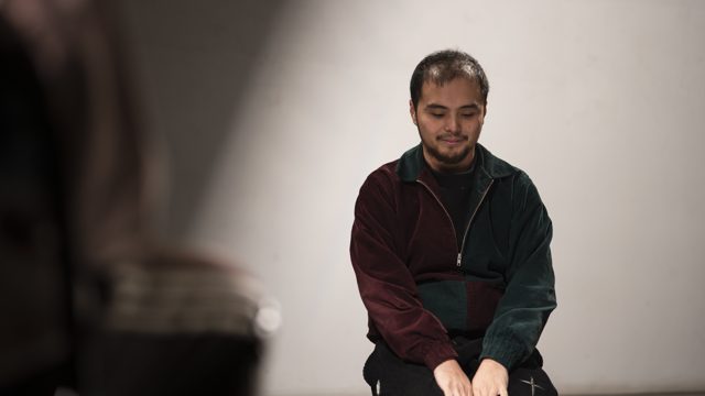 一人站立或低位支撑，双手在身前