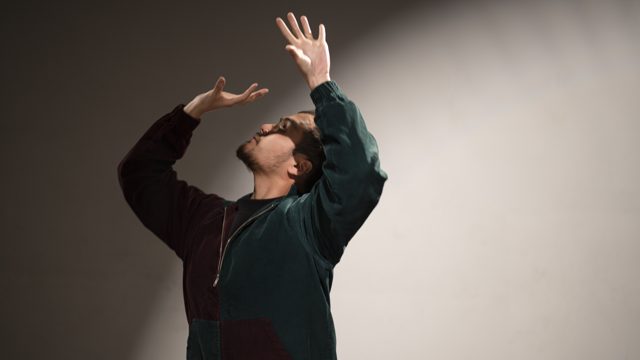一人站立、抬头、双臂向上张开