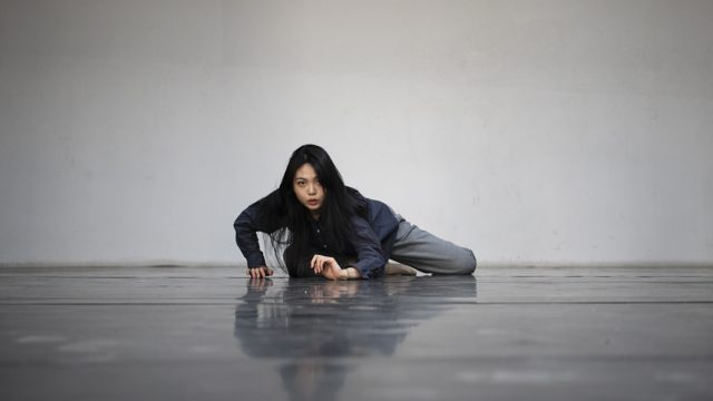 身体贴近地面，手部支撑