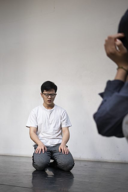 一人跪坐，近处另有人物局部