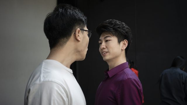两人近距离面对面