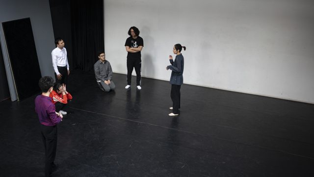 多人以站、蹲等不同高度围成一组
