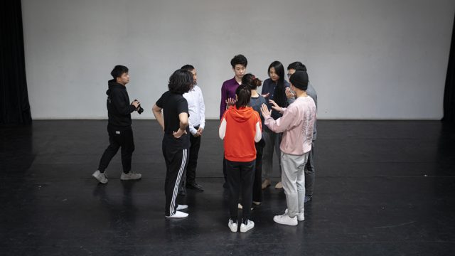 多人围拢成圈