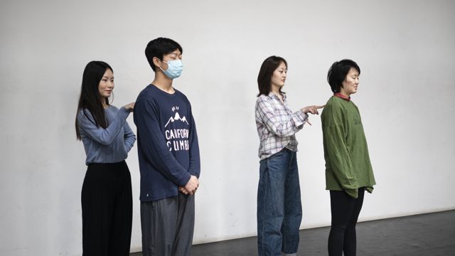 两组前后站立，后方的人把手放于前人肩部