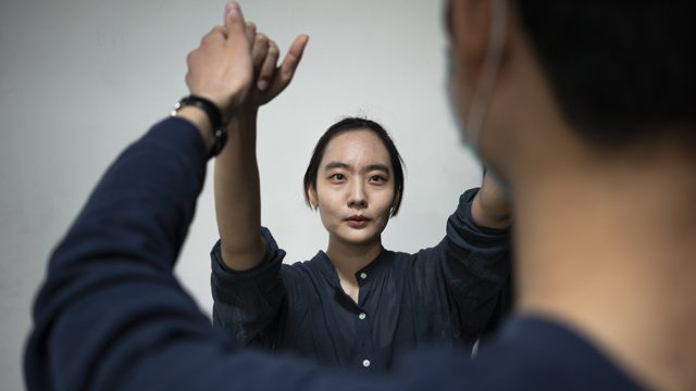 两人相向举手，手部接近