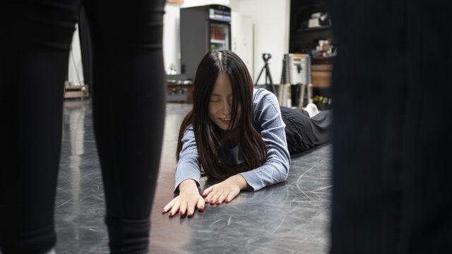 一人俯卧、双臂向前伸