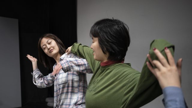 两人上肢交错相接