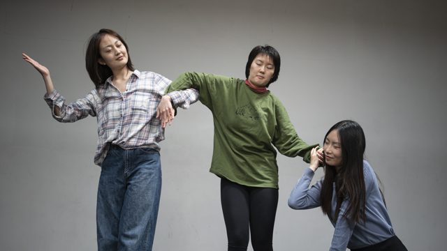 三人以不同高度组成相连姿态